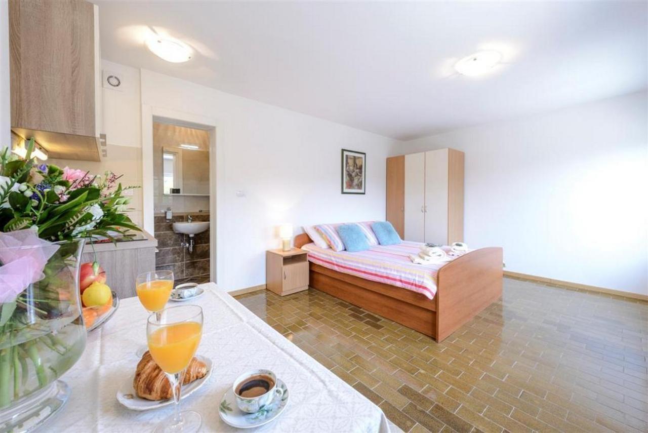 Guest House Rooms Rose Molunat Extérieur photo